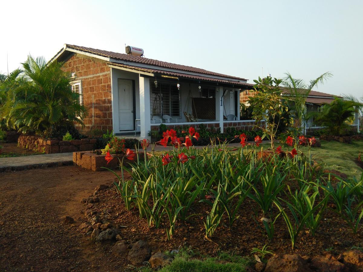 Palm Springs Lake Resort Jaitapur Exterior foto